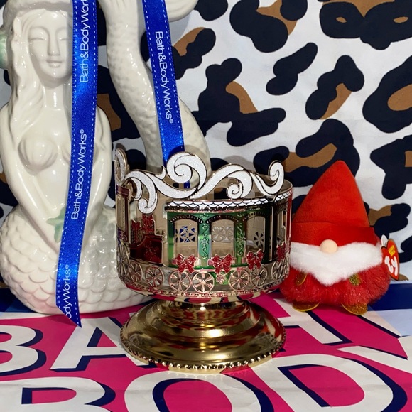 BATH AND BODY WORKS HOLIDAY TRAIN SLEEVE 3-WICK CANDLE HOLDER - Picture 6 of 9